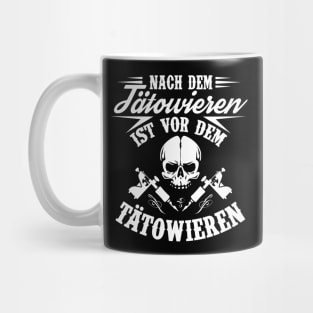 Nach dem tätowieren ist vor dem tätowieren (black) Mug